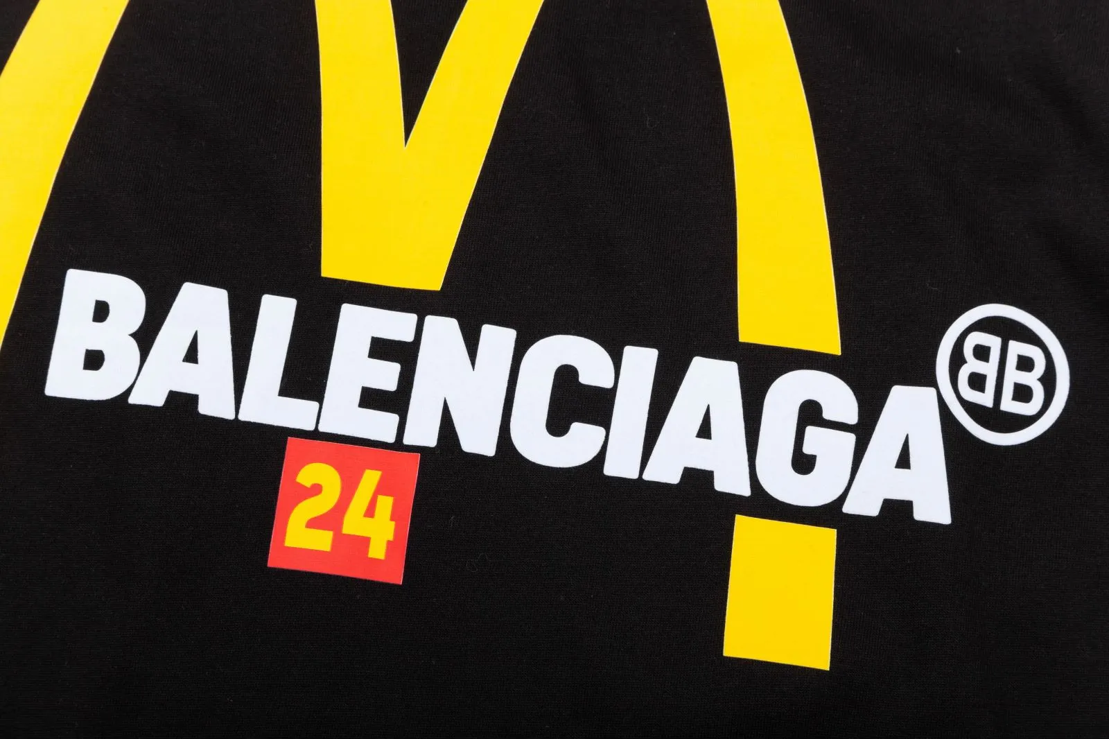 P80✨🔥 BALENCIAGA Paris co-branded Mc Donald's flocked letter printed short-sleeved T-shirt. Custom-woven and dyed 280g combed cotton heavyweight fabric. Zero color difference in threads. Perfect details. Different from the current version on the market. Welcome to compare. Same Style for men and women. Must-sell model in the picture above. Color: White Black Size: 1 2 3 4
